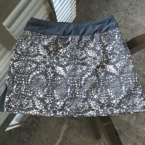 Mondetta women's gray/white print stretch fitness/workout skirt. Size S.